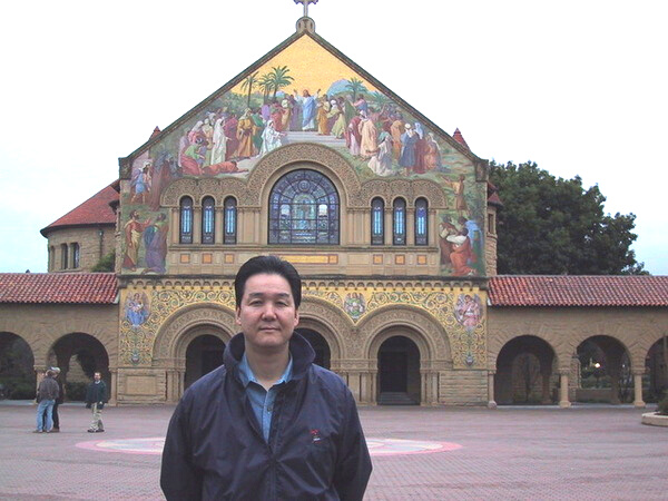 スタンフォード大学留学中にキャンパスにある教会の前での谷川氏の画像です