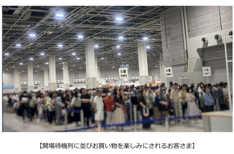 開場待機列に並びお買い物を楽しみにされるお客さま